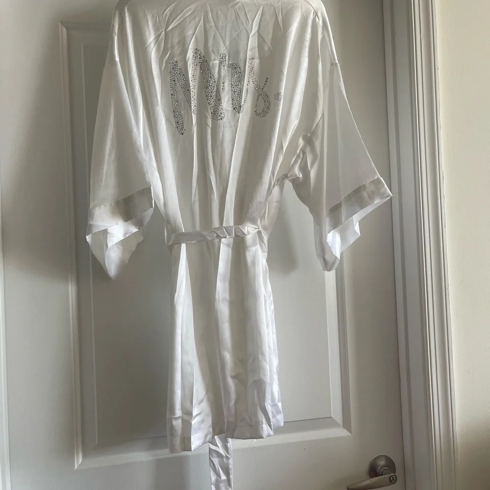 VS Robe - Picture 2 of 8